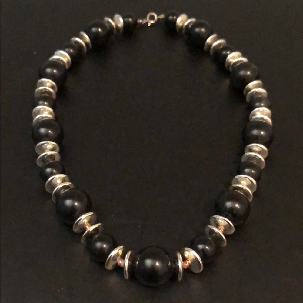 VINTAGE BLACK AND SILVERTONE BEADED NECKLACE - Picture 3 of 7
